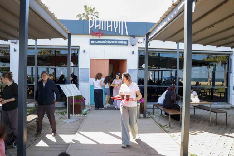 Mersin’de bayramın adresi belediye kafeleri oldu