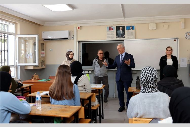 Başkan Gültak’tan üniversite sınavına hazırlanan öğrencilere destek