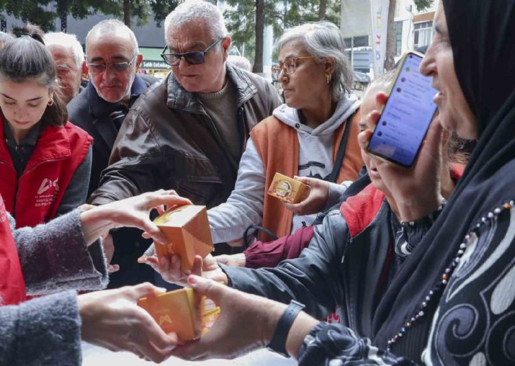 Mersin’de Regaip Kandilinde 15 bin kandil simidi dağıtıldı