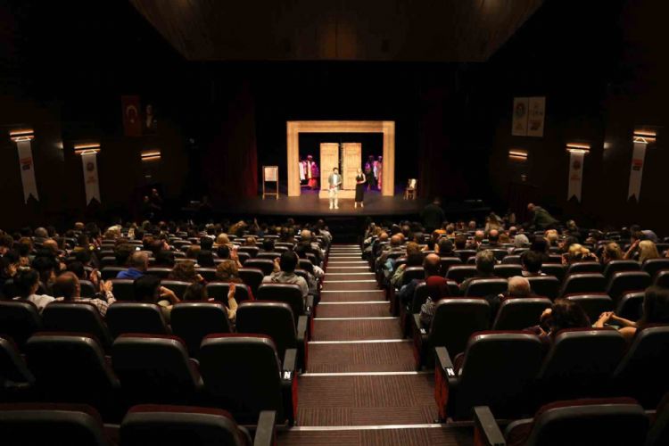 Mersin’in ‘Eyvah Nadir’ oyunu İstanbul’da beğeni topladı